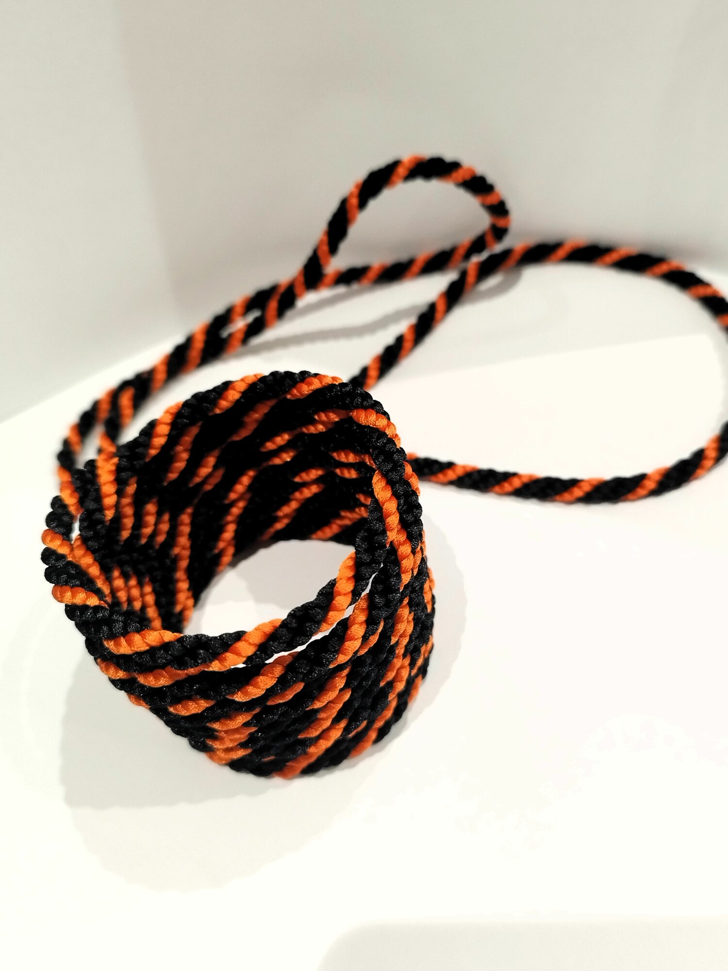 Шнур ювелирный цвет черно-оранжевый диаметр 6 мм длина 1 метр