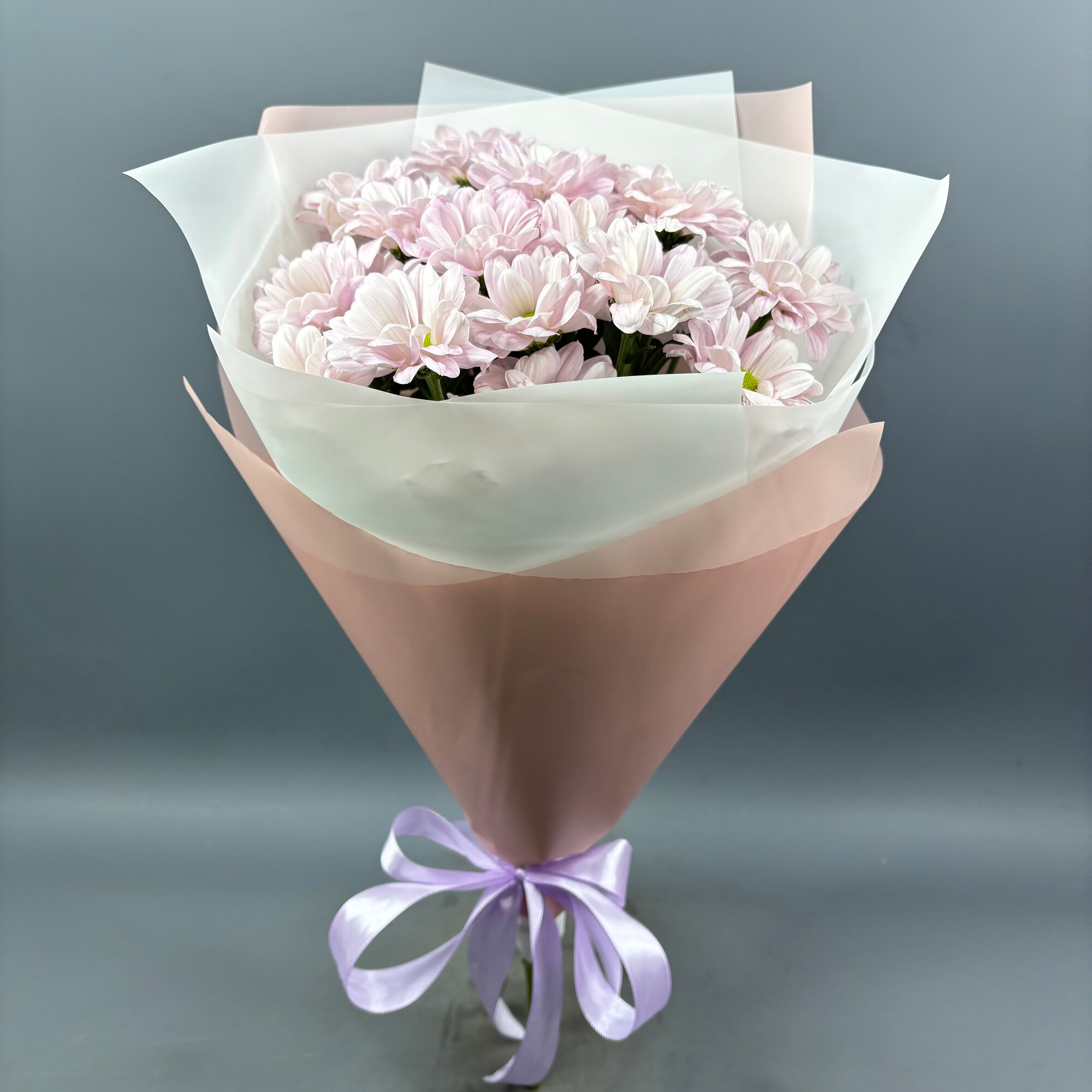 Букет из 3 кустовых розовых хризантем ромашек в стильной матовой упаковке от АзалияНау