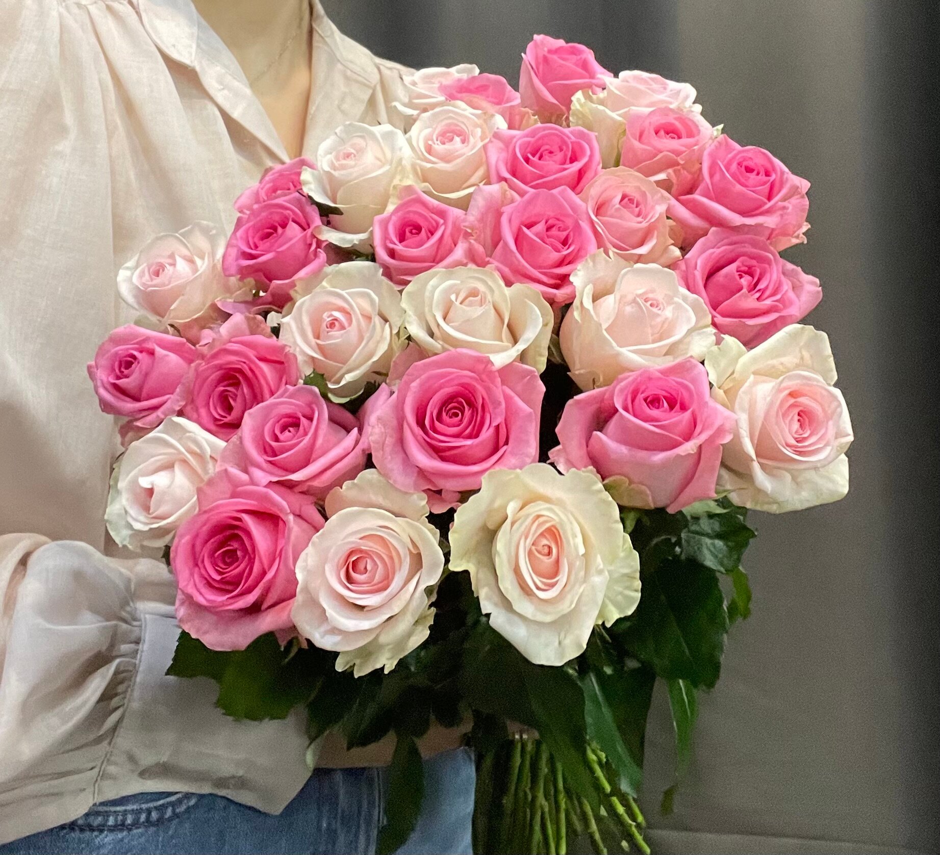 Монобукет "Душевный разговор" из 29 роз нежно-розового и контрастного ярко-розового цветов