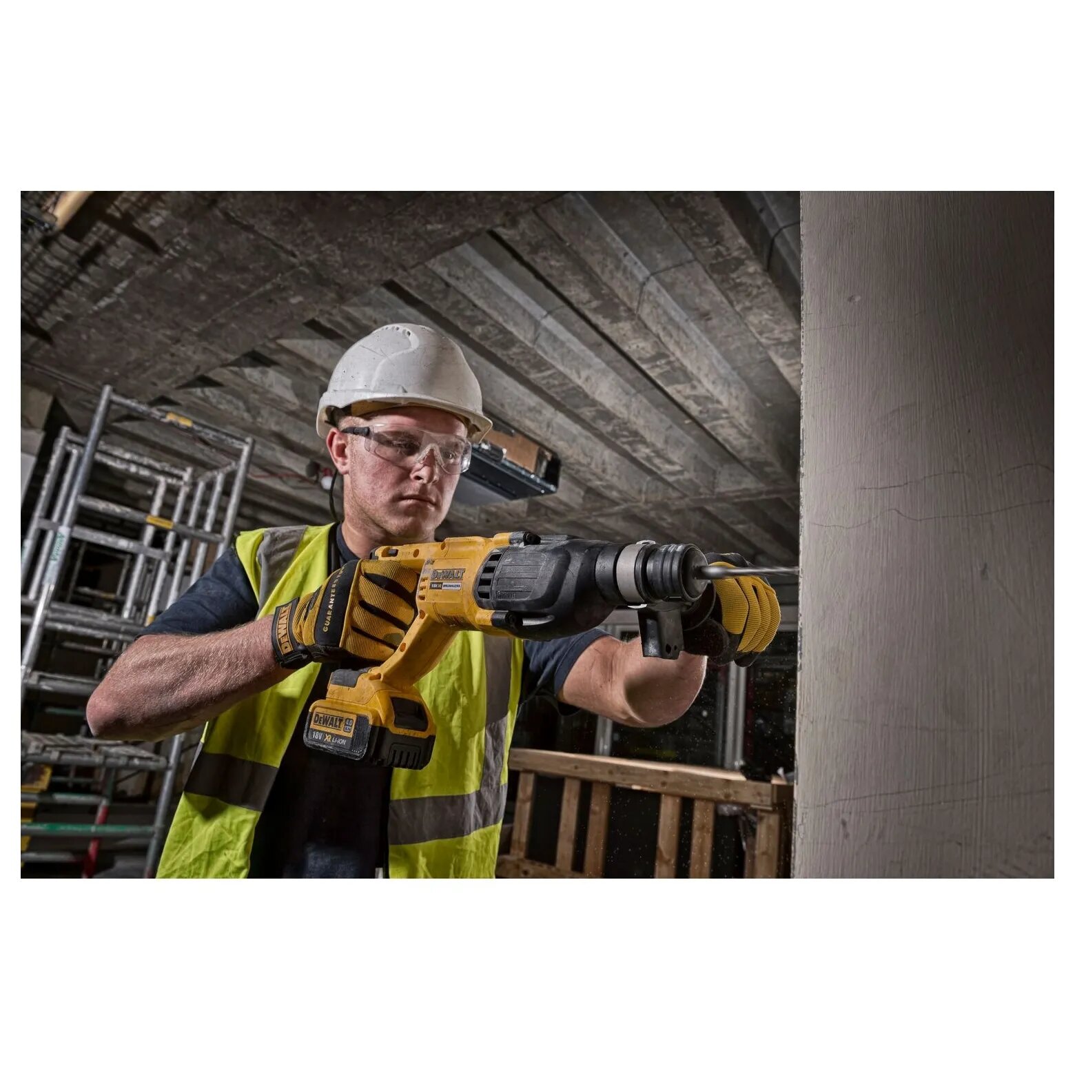 Аккумуляторный перфоратор DeWALT DCH133M1-QW — фото 1