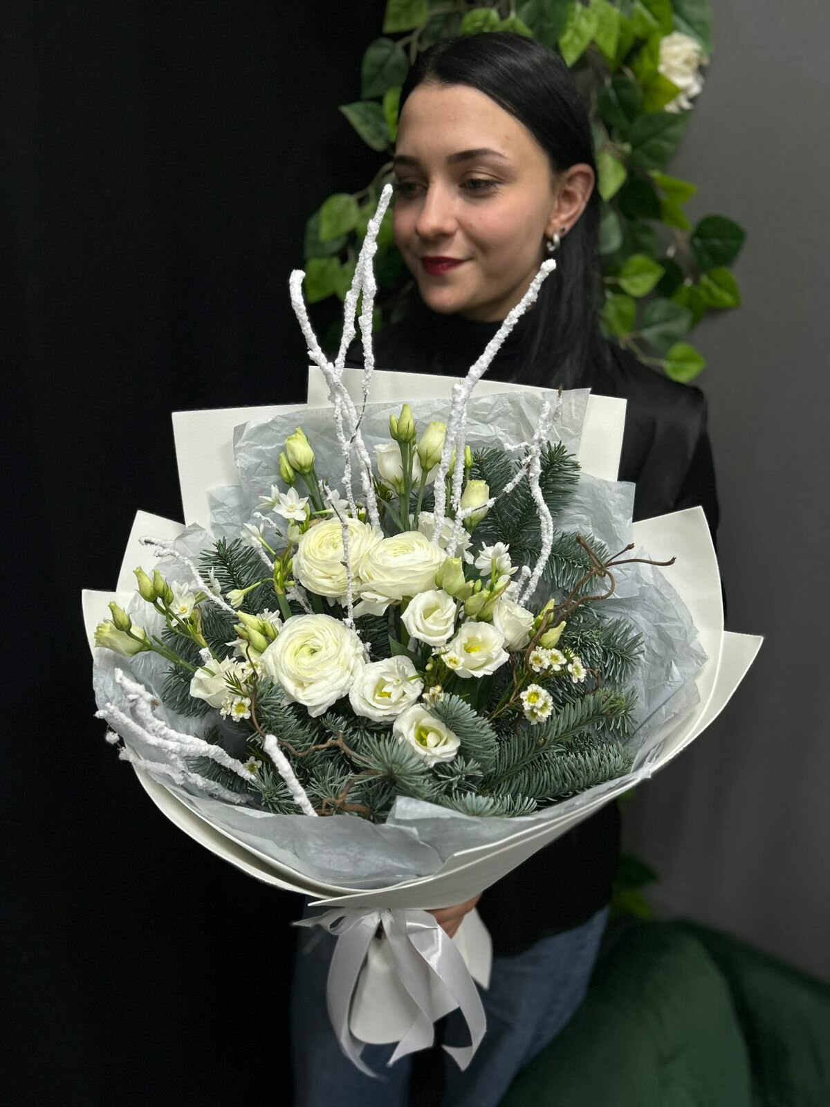 Хвойный букет с ранункулюсами и нарциссами в белом фоамиране