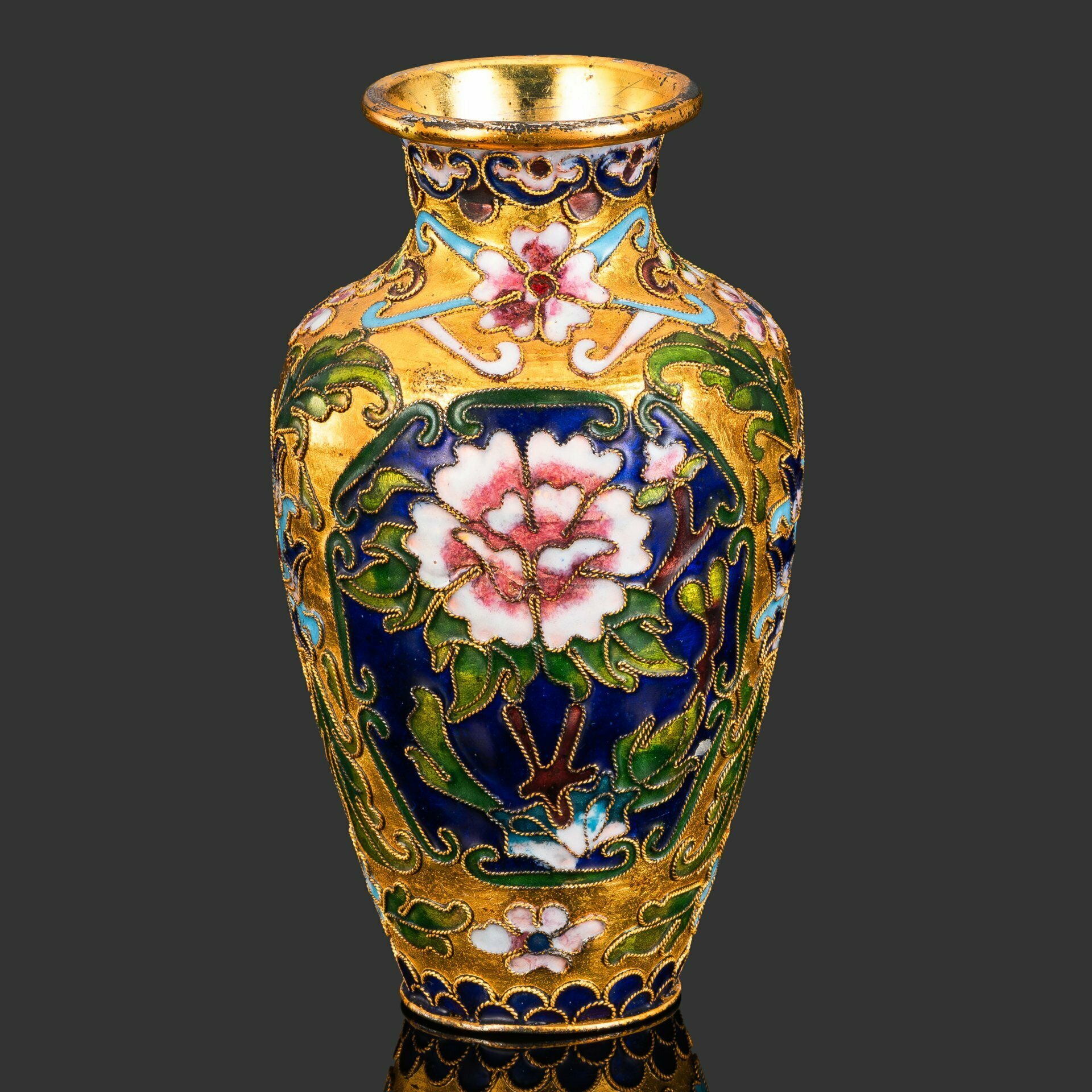 Ваза с цветочным орнаментом на тулове на золотом фоне, металл