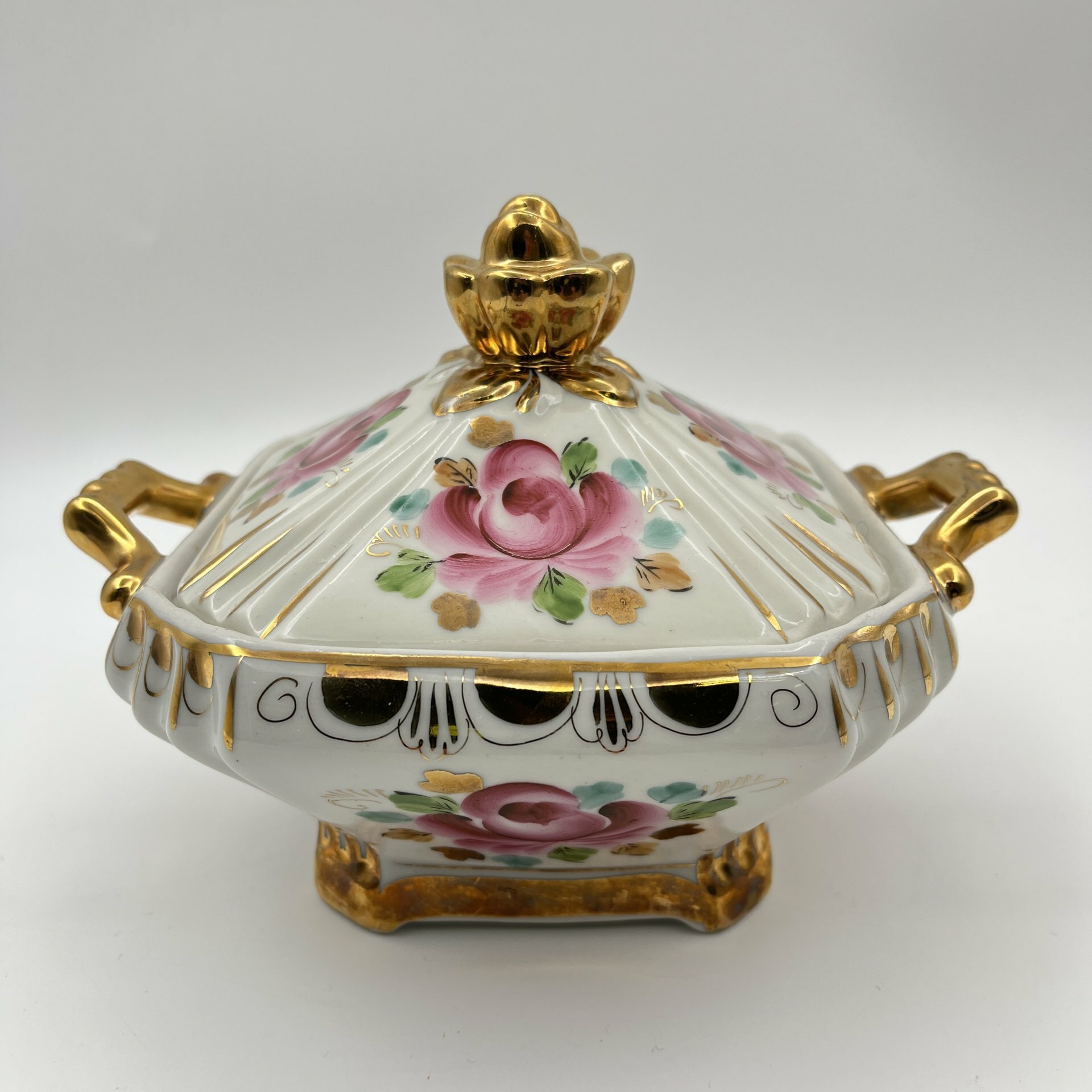Сахарница, декорированная цветочным узором в розовых оттенках, фарфор, роспись