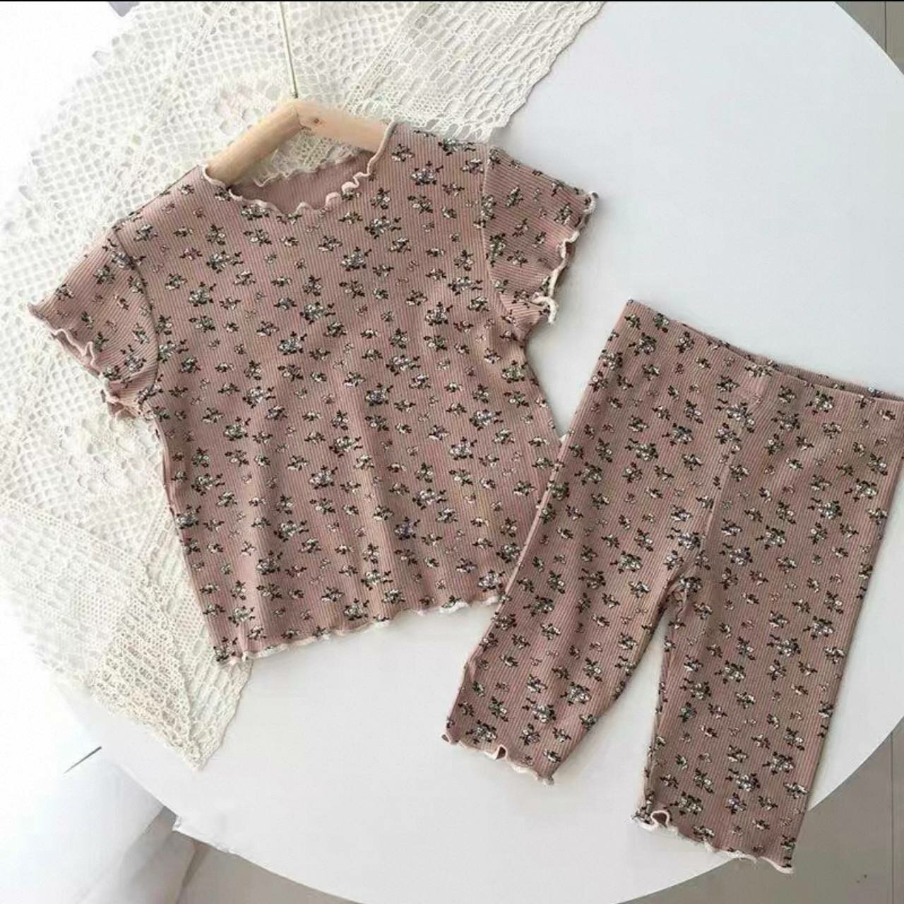 Детский домашний костюм с цветочным принтом — мягкий и комфортный комплект на лето 1 лет — фото 1