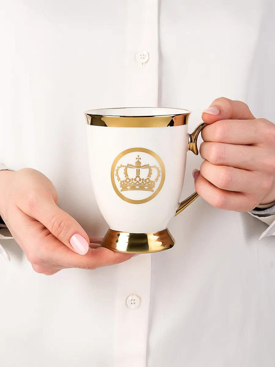 Кружка Тепло в руках, керамика, 300мл, дизайн корона, белая с золотой окаемкой — фото 1