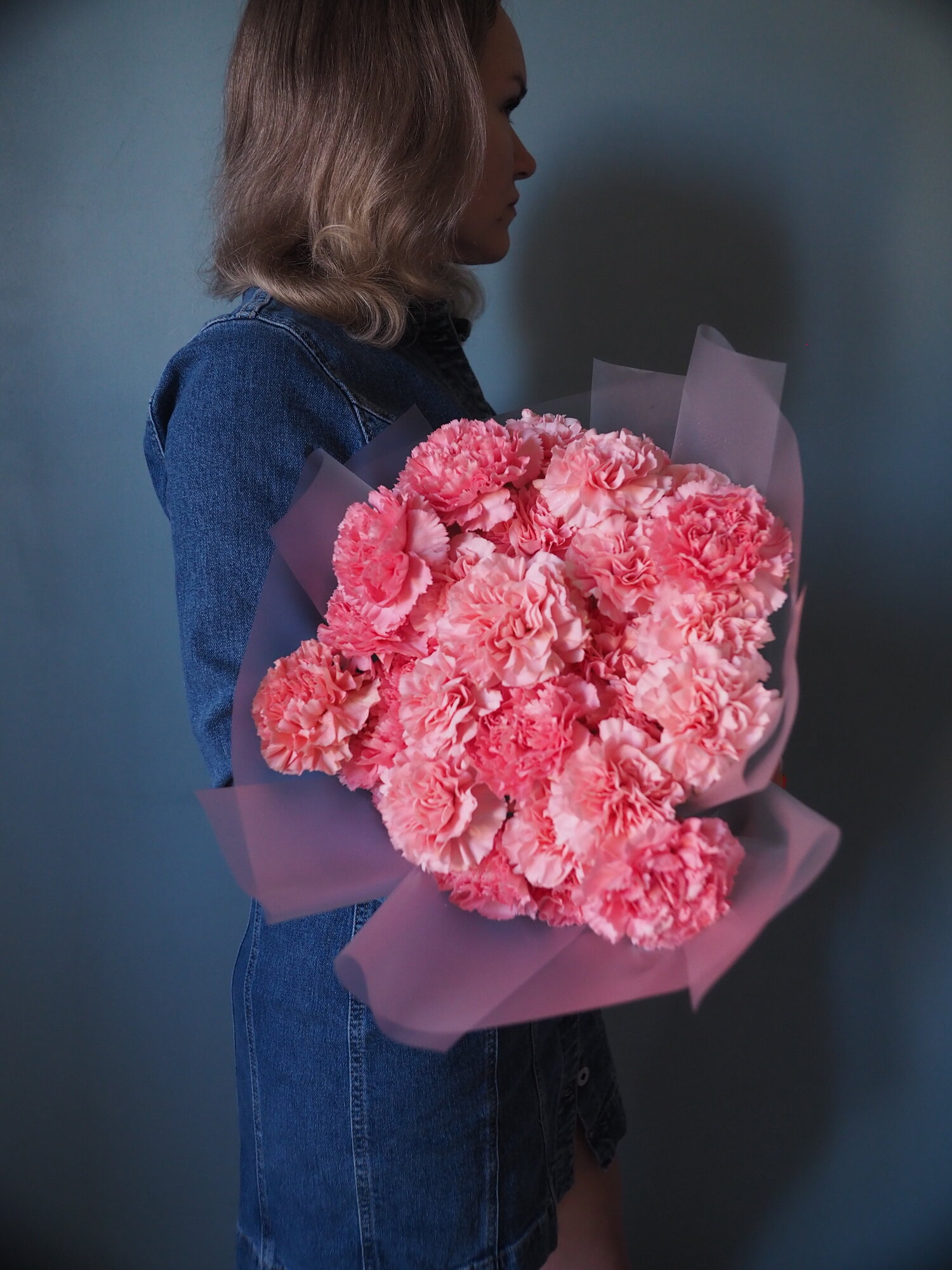 Букет живых цветов из 15 диантусов (гвоздик) насыщенного розового цвета в матовой упаковке