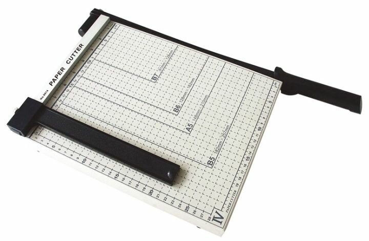 Резак Deli 8014, A4, бумага/фотобумага, пленка, картон, ручной механизм, фиксатор ножа, белый — фото 1