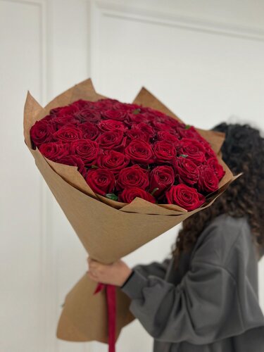 Изображение товара Гламелия цветы «Королевский бархат»: 51 роза Red Naomi в крафте – купить свежие цветы с доставкой в Москве