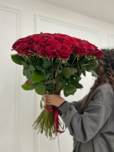 Изображение товара Гламелия цветы «Королевский бархат»: 75 роз Red Naomi с лентой – купить свежие цветы с доставкой в Москве