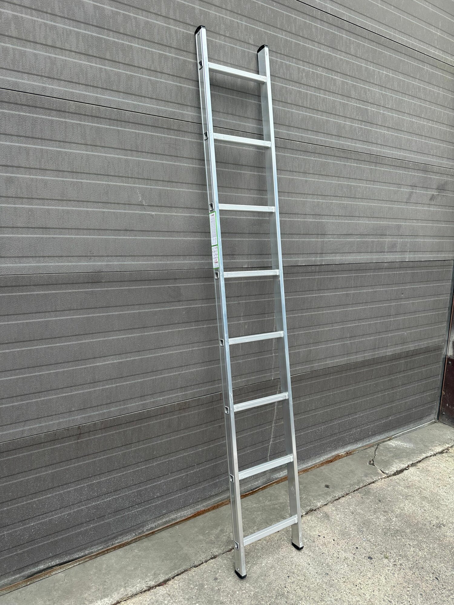 Алюминиевая приставная односекционная лестница NORD 1х8 высота 225м 8 ступеней