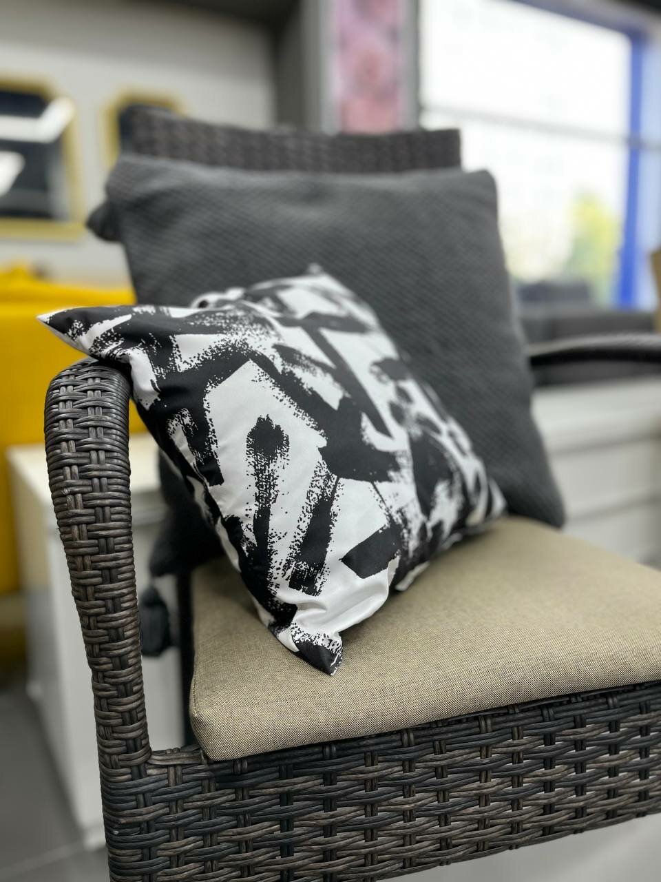 TURILL 35*35 IKEA Подушка декоративная верх - полиэстер белый/черный