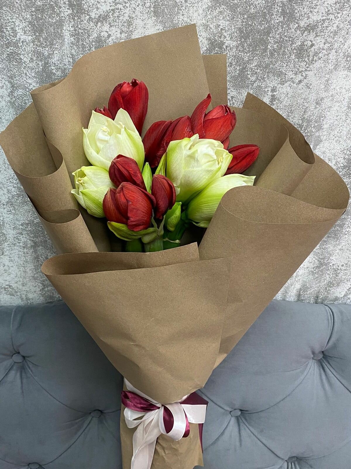 Букет из белых и красных амариллисов в крафтовой упаковке (5 штук)