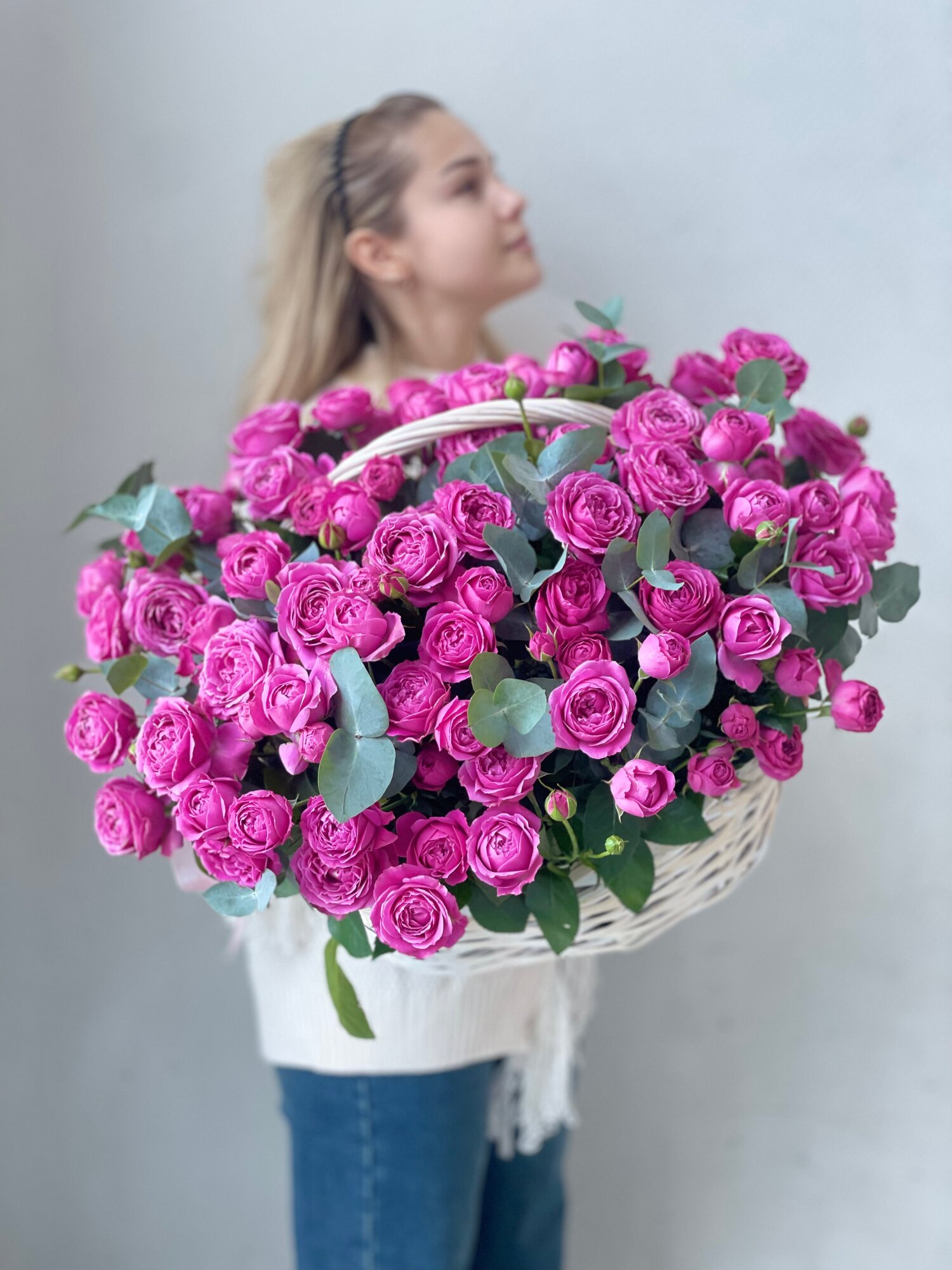 Большая корзина с пионовидными малиновыми розами для мамы