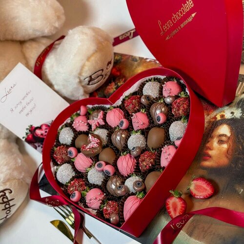 Изображение товара Клубника в шоколаде набор Сердце XXL. В наборе 20-30 шт. В бельгийском шоколаде Callebaut.