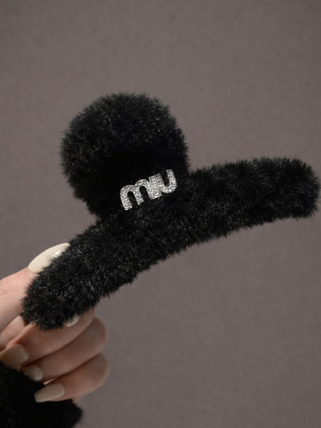 Меховая заколка для волос с буквенным украшением — фото 1