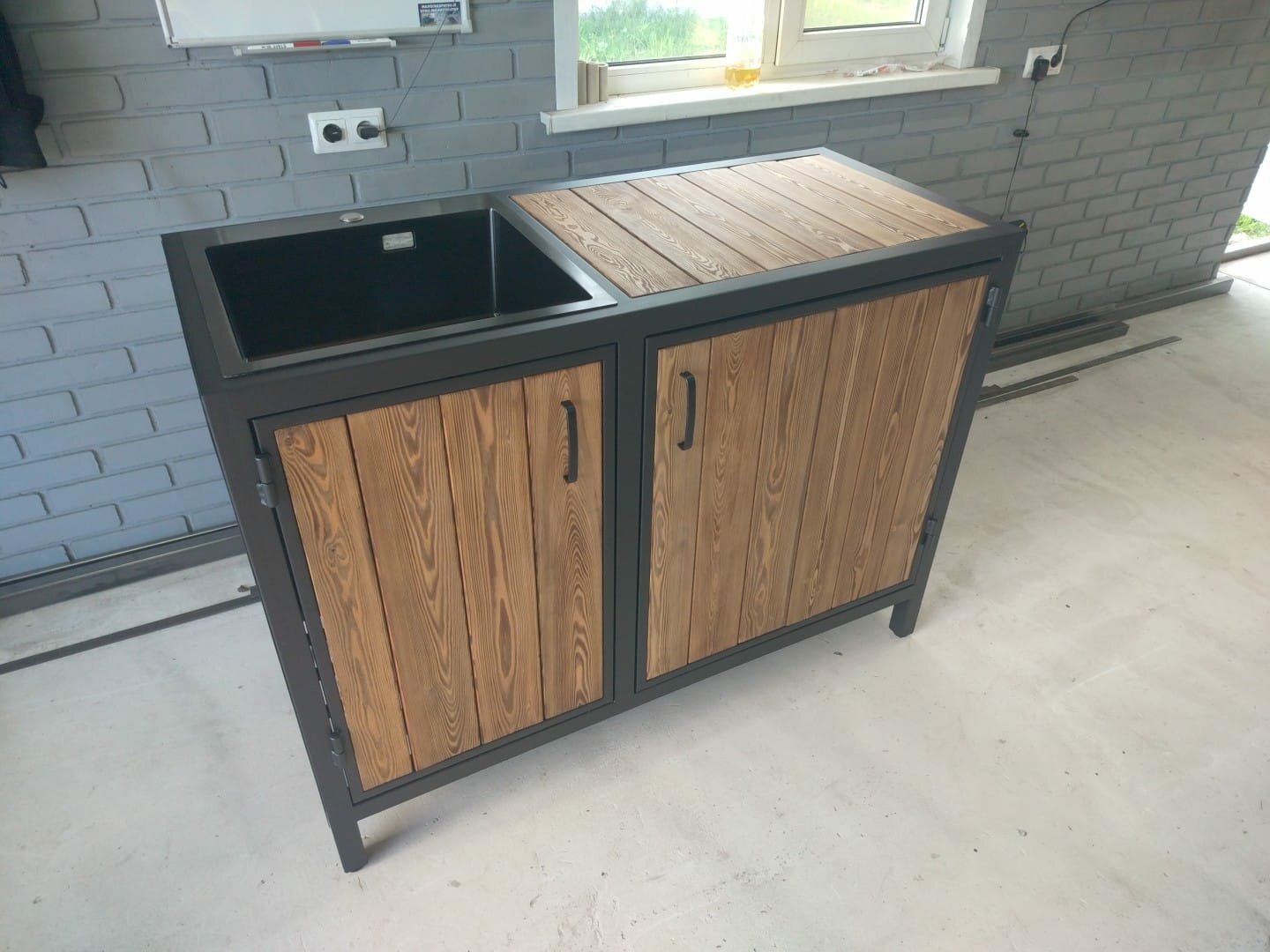 Садовая мебель. Стол - шкаф для раковины с полками и дверцами. Из металла и дерева.