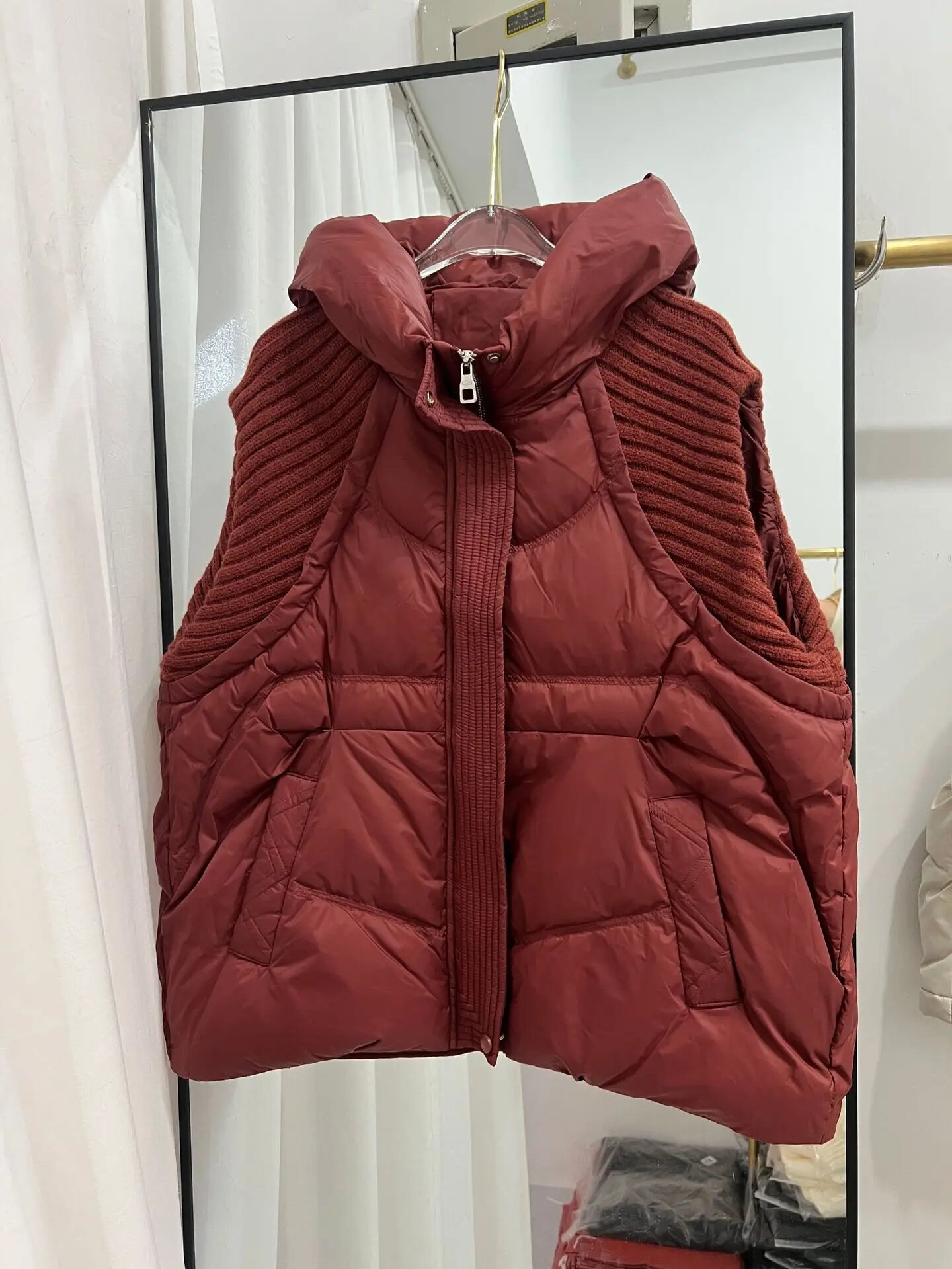 Жилет  размер L бордовый