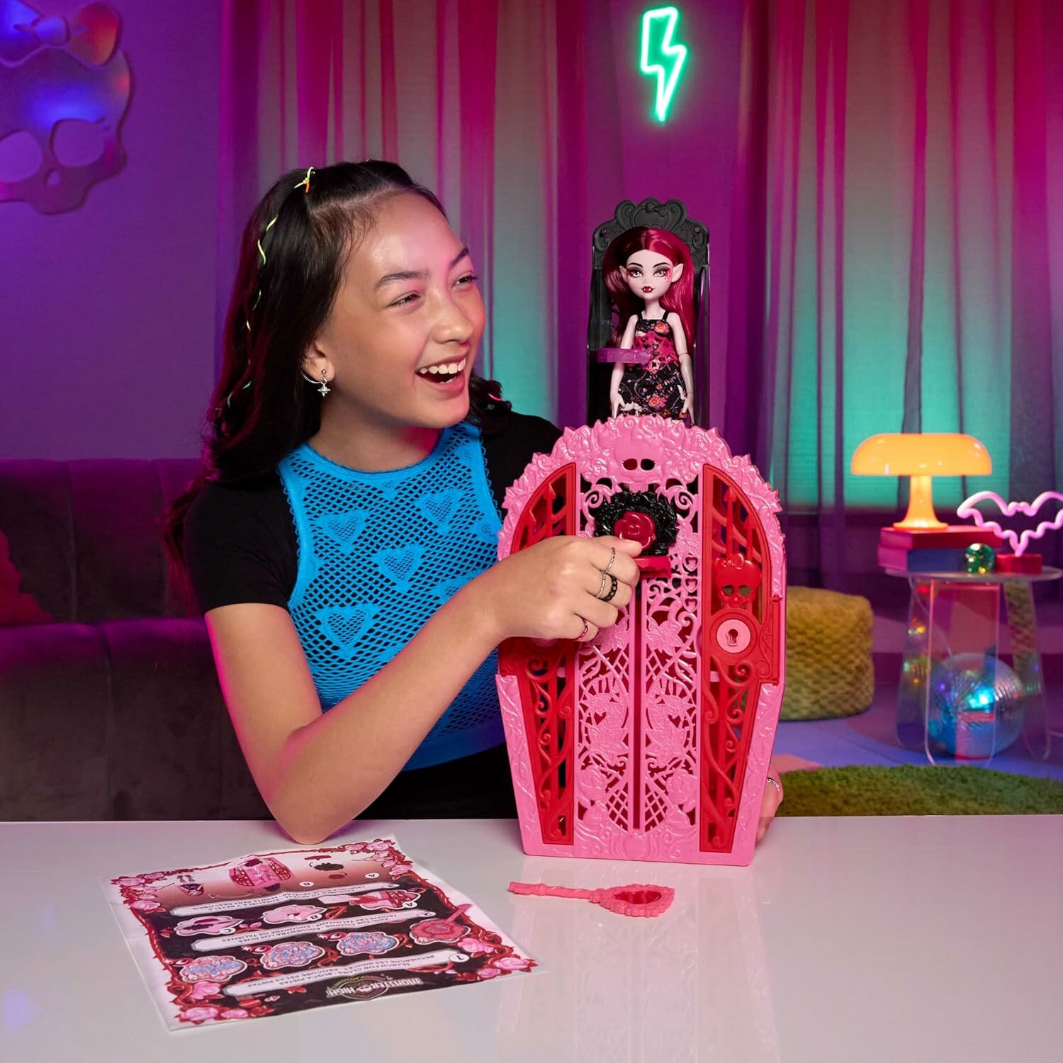 Monster High Skulltimate Secrets Garden Mysteries Draculaura – кукла с аксессуарами и гардеробом, 19+ сюрпризов — фото 1