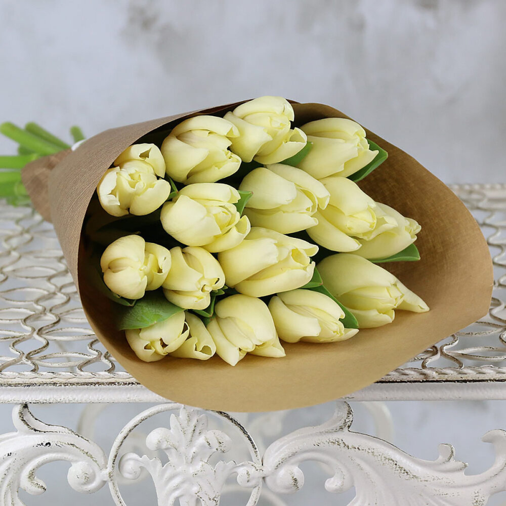 Монобукет Букет Маркет белые тюльпаны 15 штук высота 35см в крафте