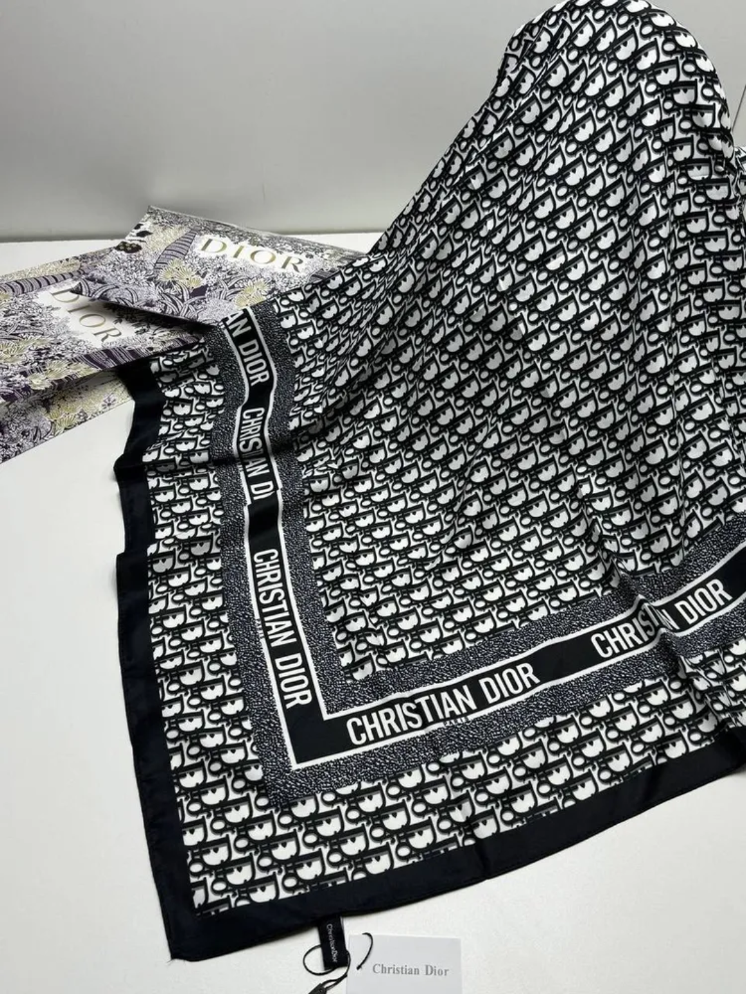 Платок  для девочек и женщин,95х95 см, черно-белый — фото 1