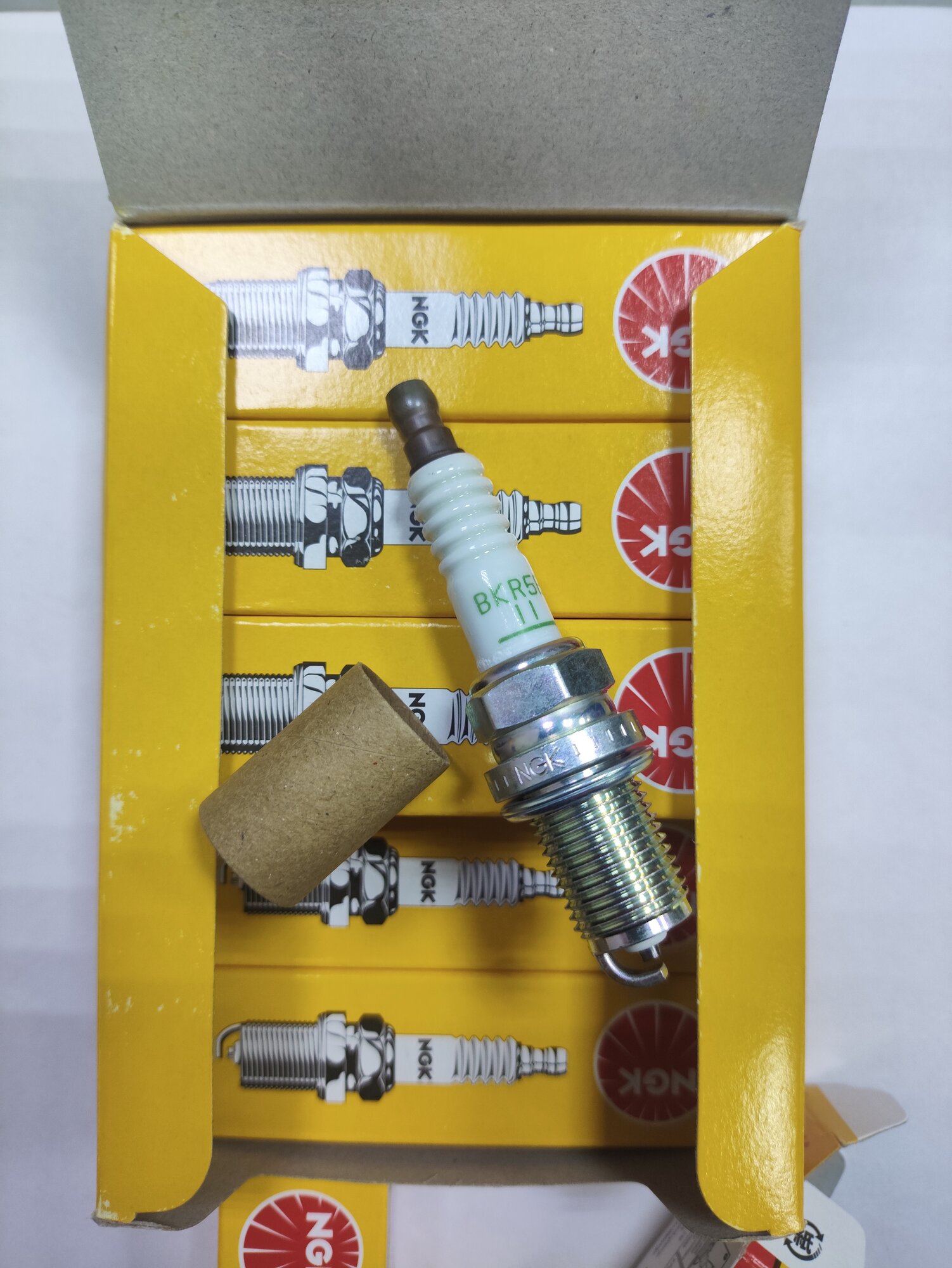 Комплект свечей зажигания NGK 6953 для Hyundai/Kia/Mazda/Mitsubishi/Nissan/Honda/Chevrolet. 4 шт.