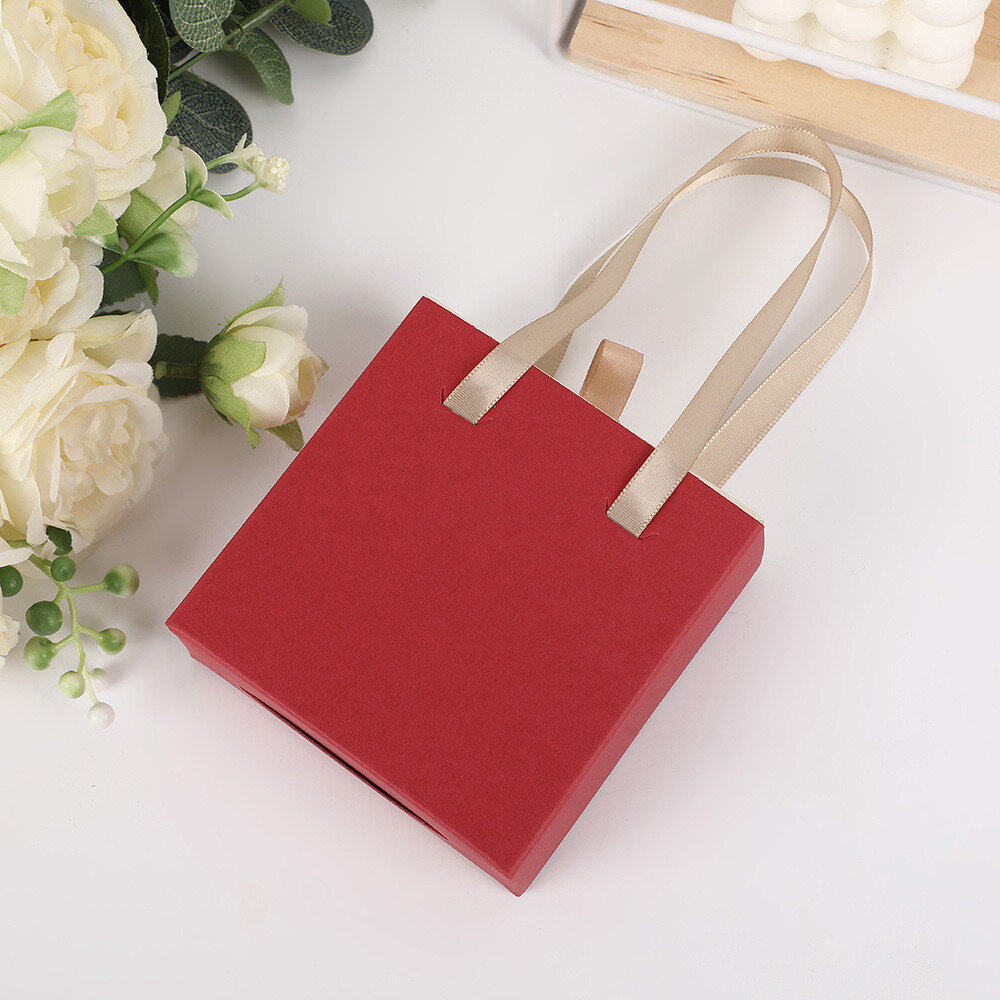 Коробка подарочная 10*10*3,5 красный с белым — фото 1