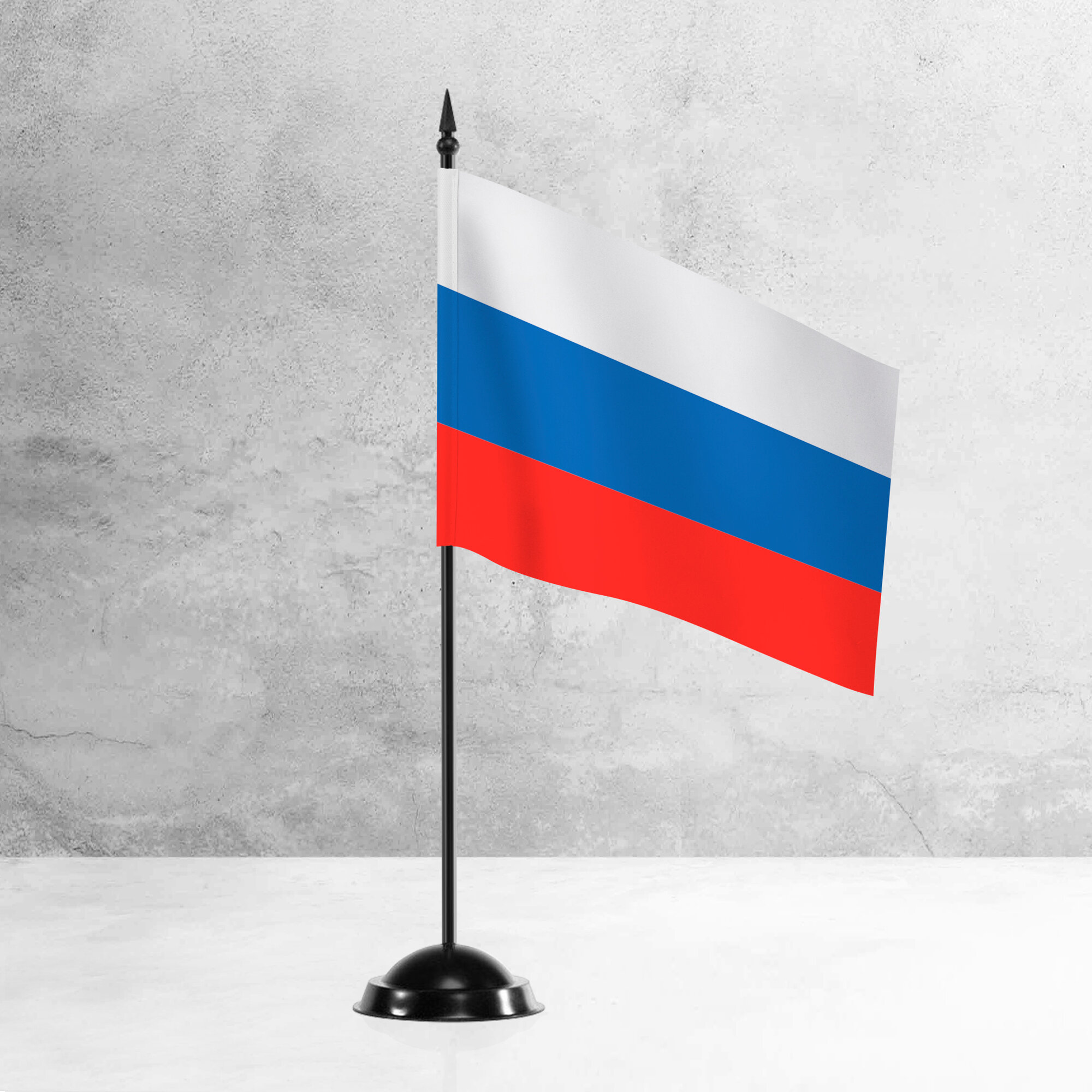 Настольный флаг России на пластиковой черной подставке