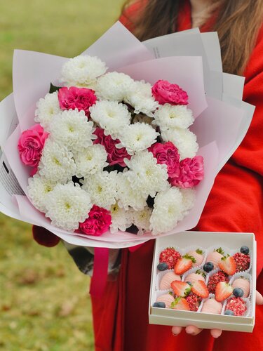 Изображение товара Букет из кустовых хризантем и пионовидных роз и клубника в шоколаде, подарок для мамы и любимых девушек
