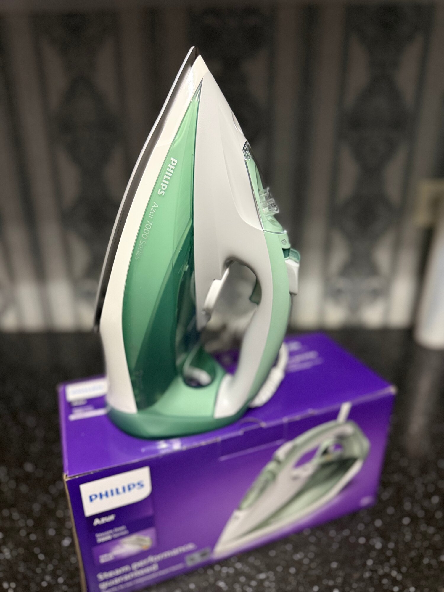 Утюг Philips DST7012, с вертикальным отпариванием, керамическая подошва