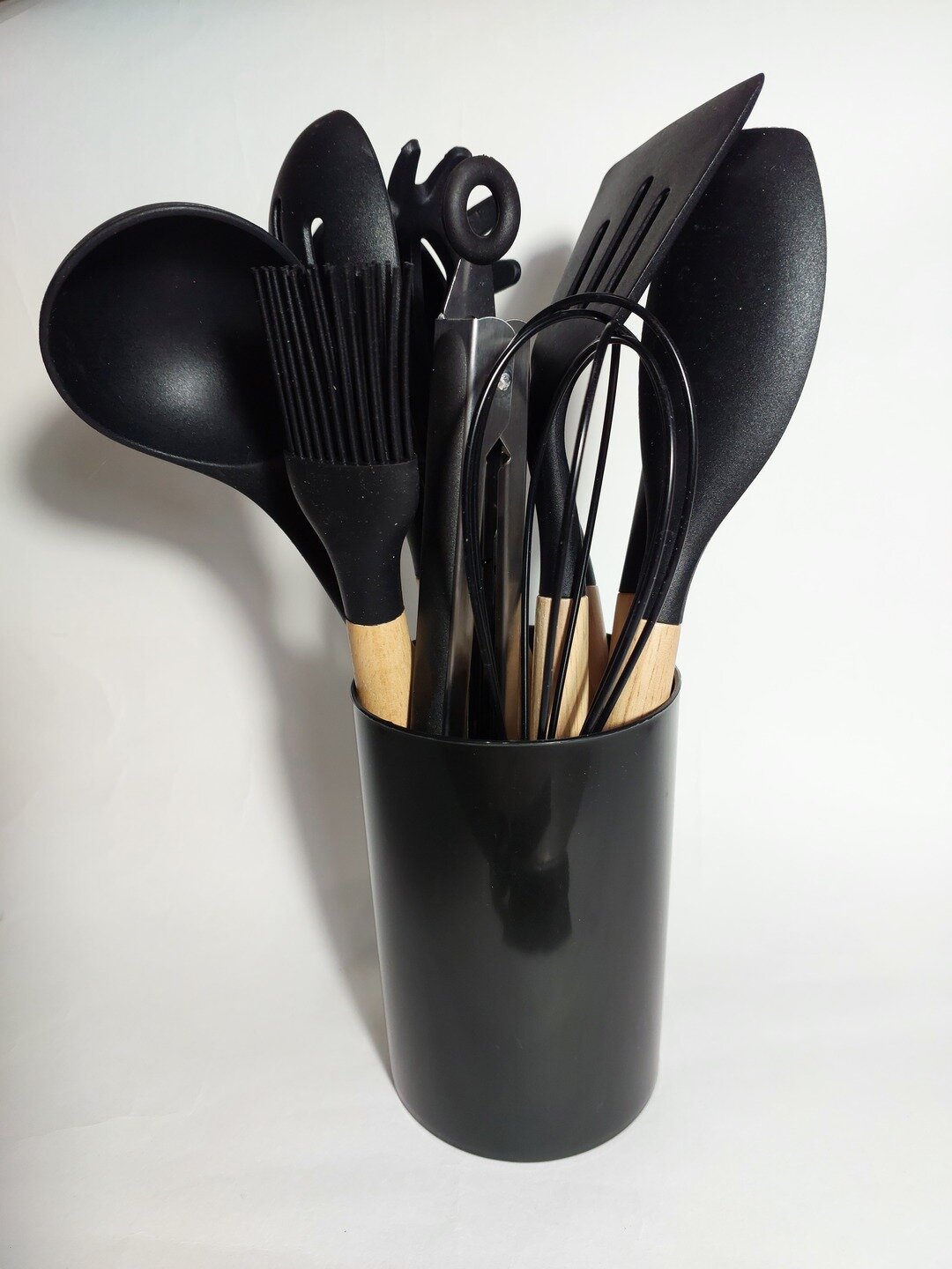 Кухонный набор универсальный. Содержит 11 предметов. Цвет черный.