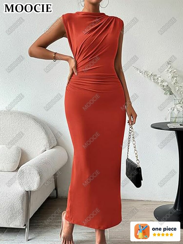 Женское облегающее платье без рукавов с разрезом сзади