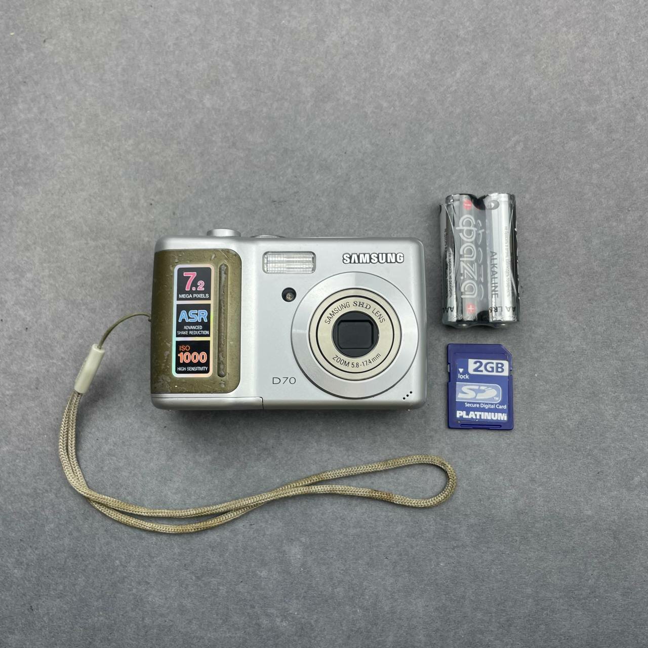 Цифровой компактный фотоаппарат Samsung D70 7.4 МПикс, серебристый