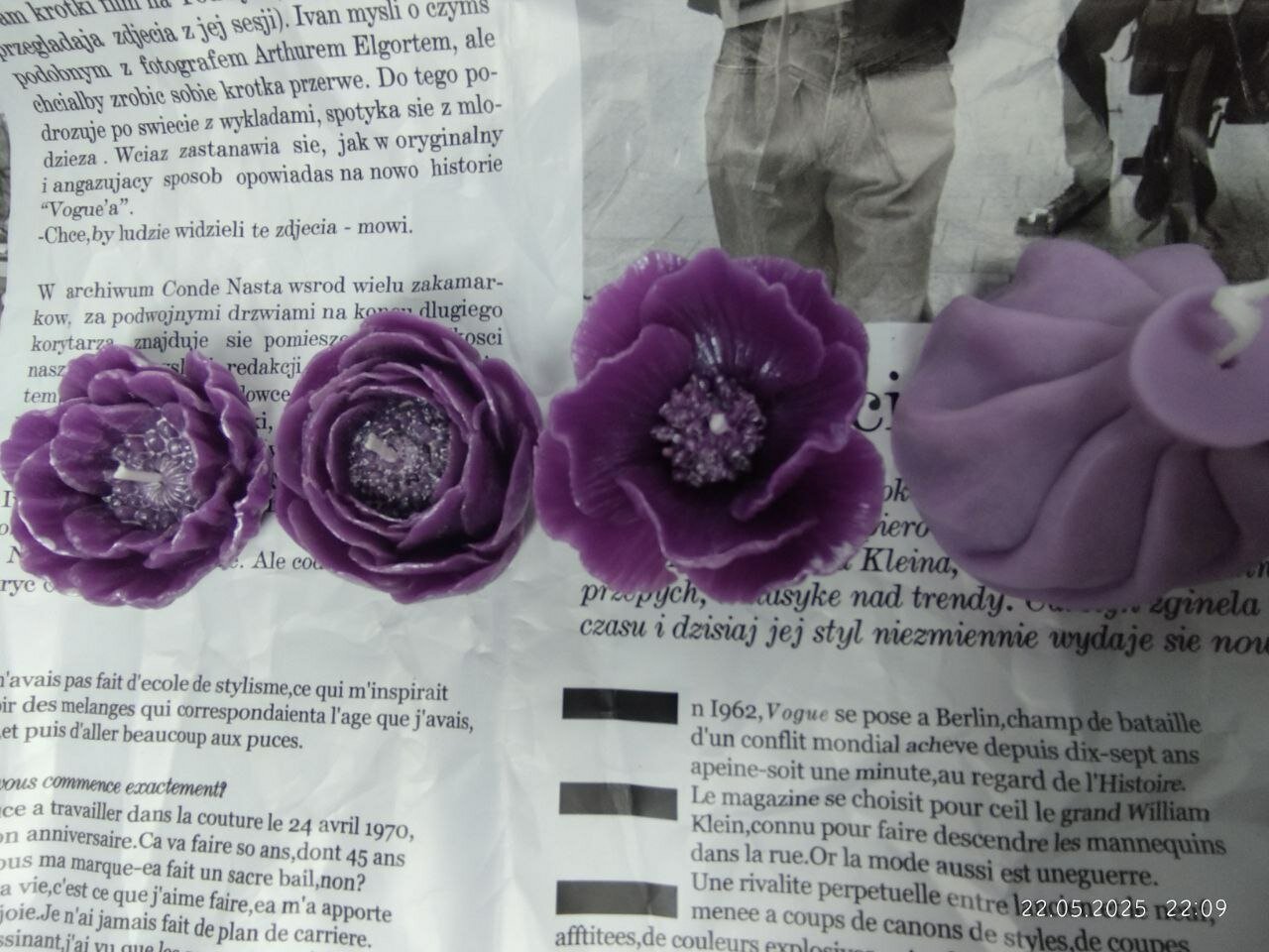 Свеча "Мак", ручная работа, сиреневая, пчелиный воск, в подсвечнике — фото 1