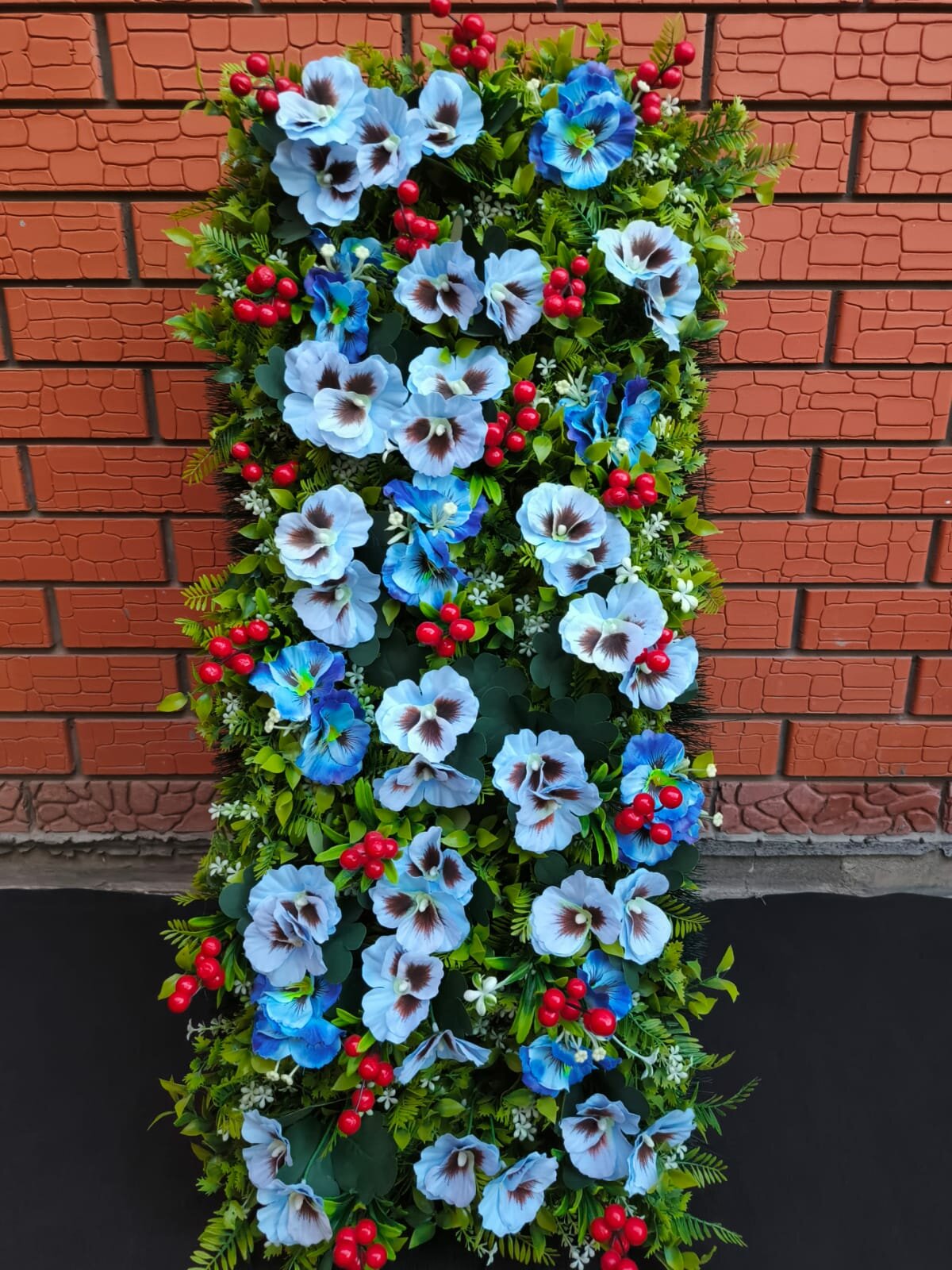 Траурный флористический ковер "Анютины глазки" с зеленью на металлическом каркасе высота 20 см