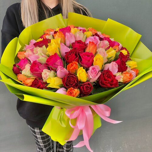 Изображение товара Розы Кения 101 шт Микс 40 см (на фото 100 шт) в зеленой упаковке арт. 05111844npo - Просто роза ру