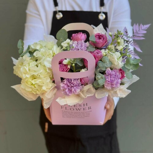 Изображение товара Композиция Rybe-Flowers, гортензии, гвоздики, маттиола, розы, в сумочке, фиолетовая