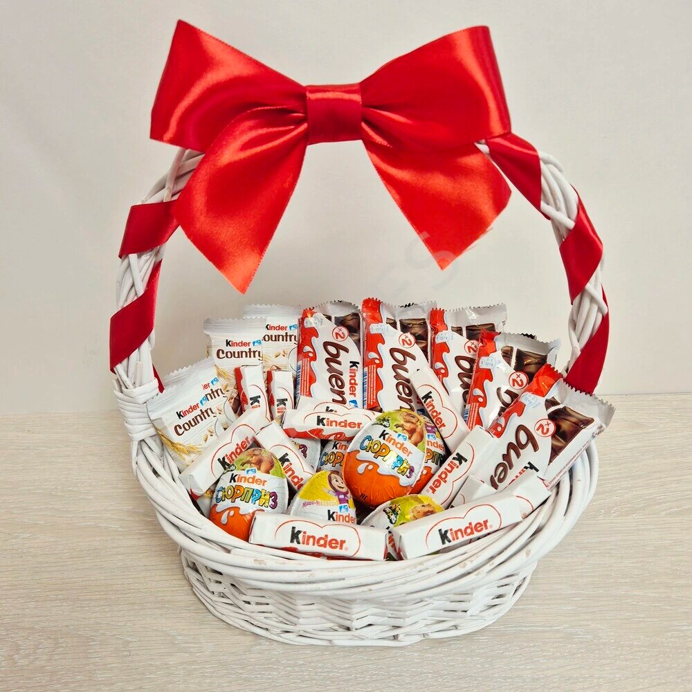 Подарочная корзина LAKRES с киндер сюрпризами и шоколадом "Любимой"