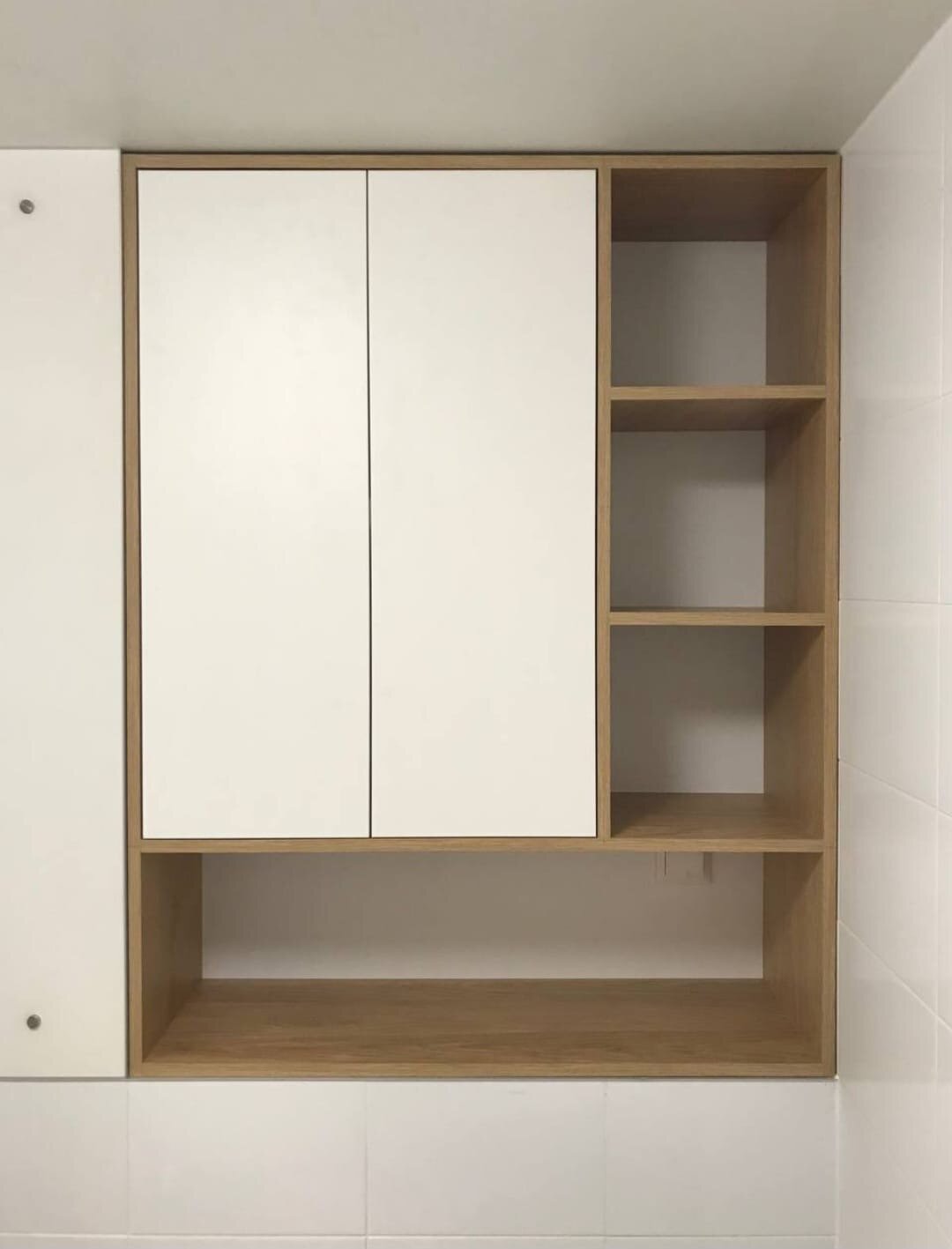 Распашной шкаф в нишу ванной ПИК ЛДСП дуб сонома/белый доводчики 116x89.5x30 см