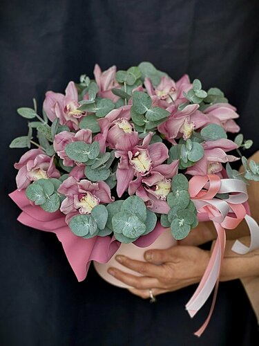 Изображение товара Композиция «Орхидея в коробке розовая», 11шт, с эвкалиптом, М