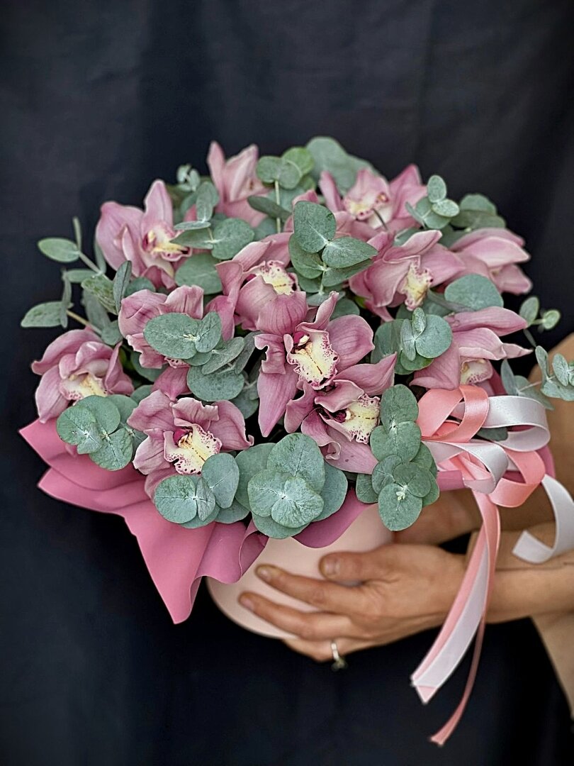 Композиция «Орхидея в коробке розовая» 11шт с эвкалиптом М