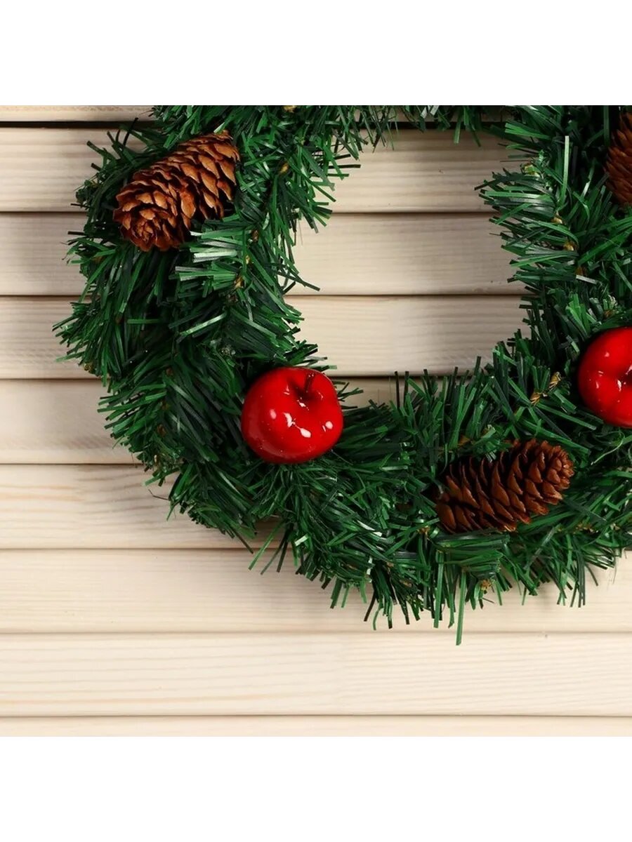 Новогодний венок с яблоками и шишками 19 см