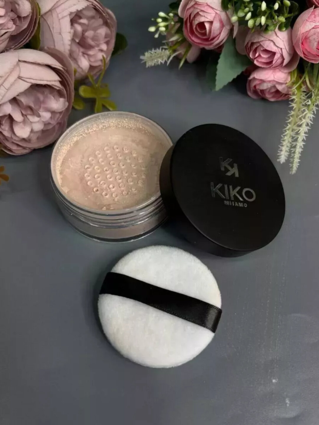 Матирующая рассыпчатая пудра KIKO MILANO Invisible Touch для фиксации макияжа