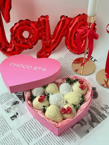 Изображение товара Клубника в шоколаде / подарочный набор в розовой коробке сердце / подарочная упаковка