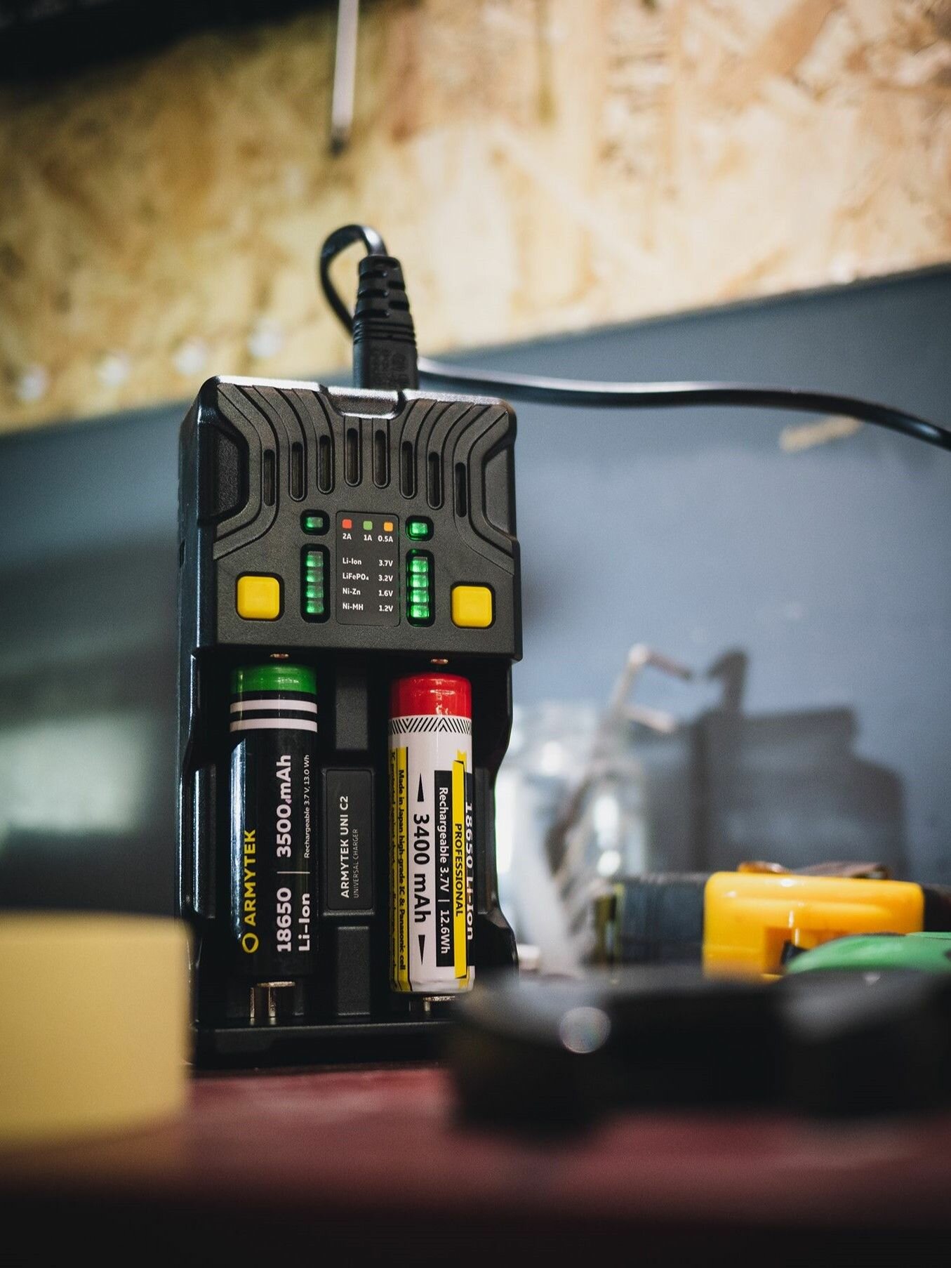 Зарядное устройство Armytek Uni C2 универсальное на 2 аккумулятора