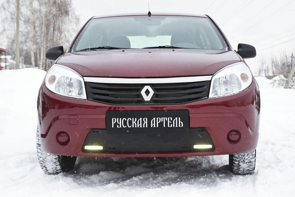 Зимняя заглушка решетки переднего бампера с ДХО Renault Sandero 2009-2013