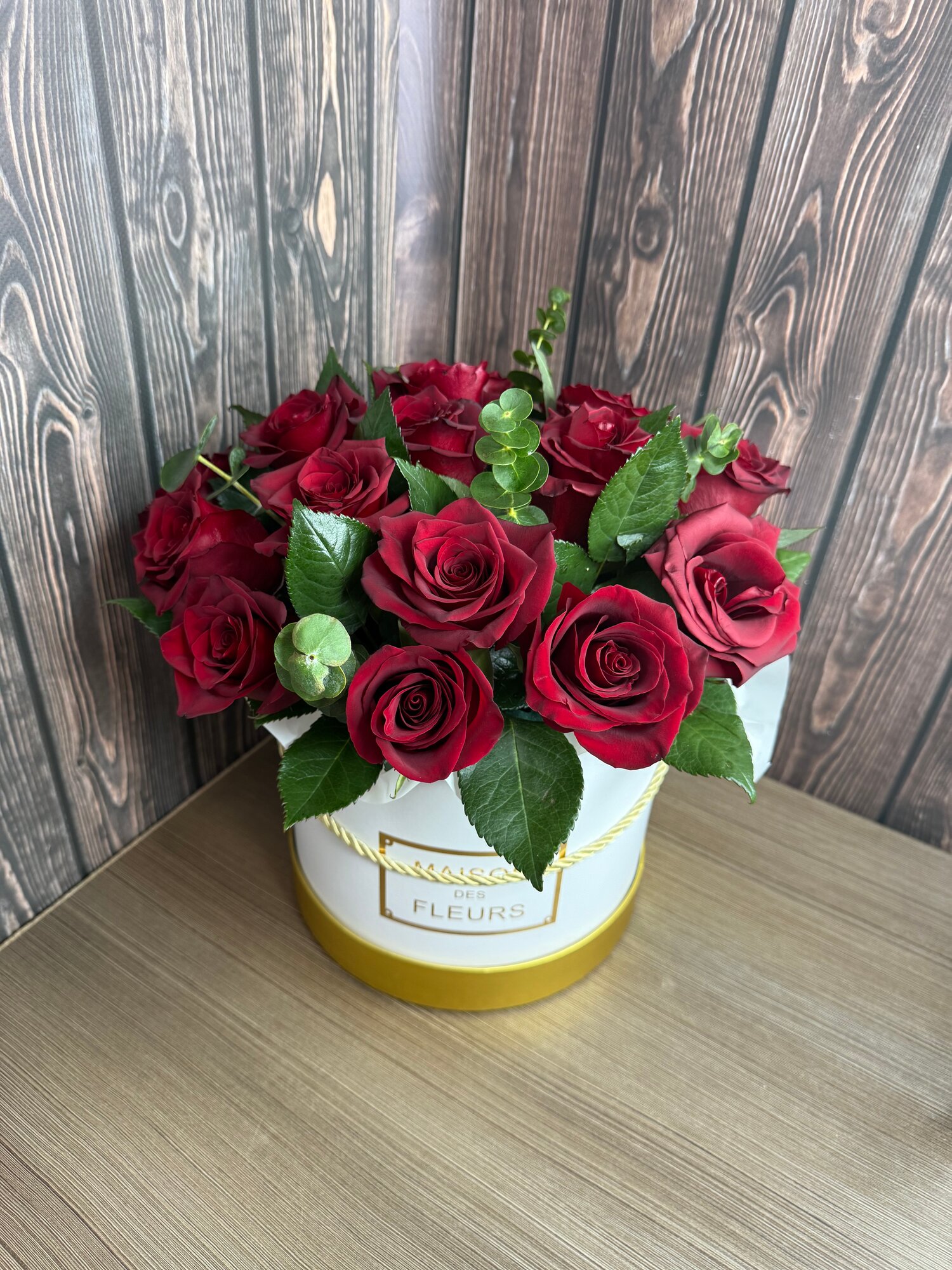 Букет из цветов «Бордовые розы» в шляпной коробке на любой повод для любимой девушки бабушки мамы дочери