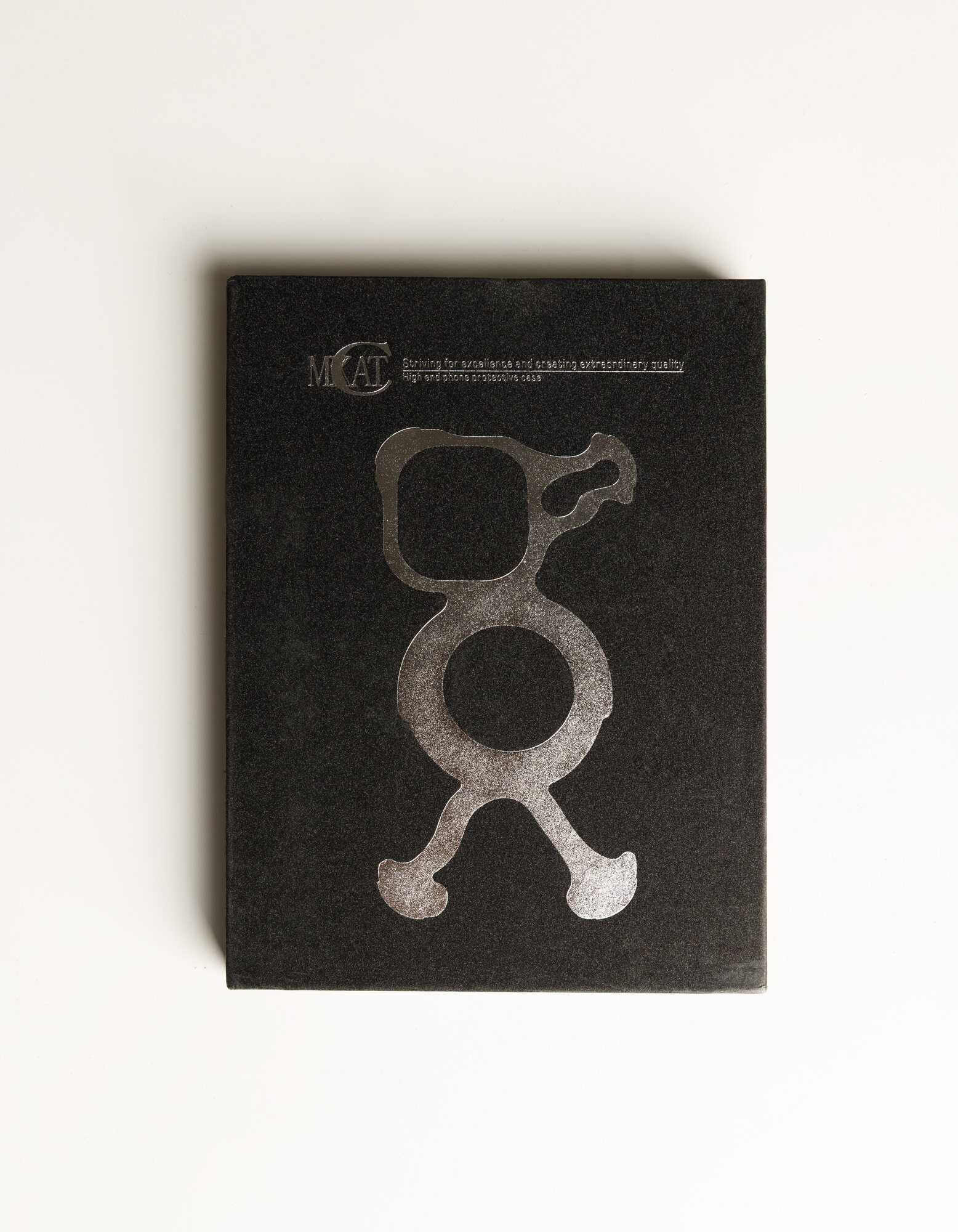 Чехол металлического цвета на iphone 14 pro max c фигурным вырезом. — фото 1