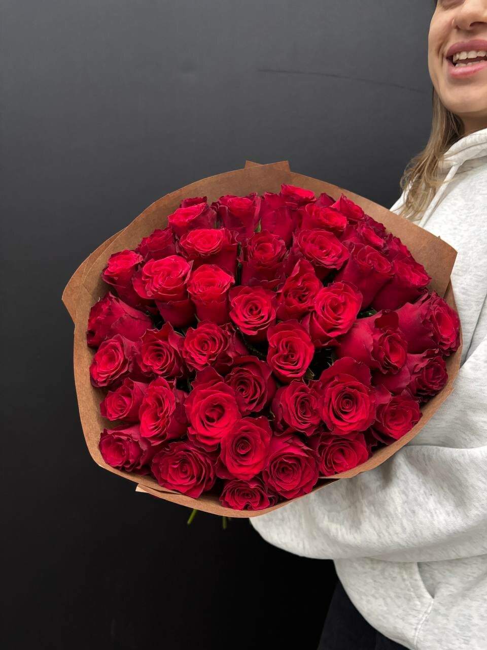 Монобукет story-flowers "Радость" 45 кенийских роз высота 50 см оформление в крафт-бумагу