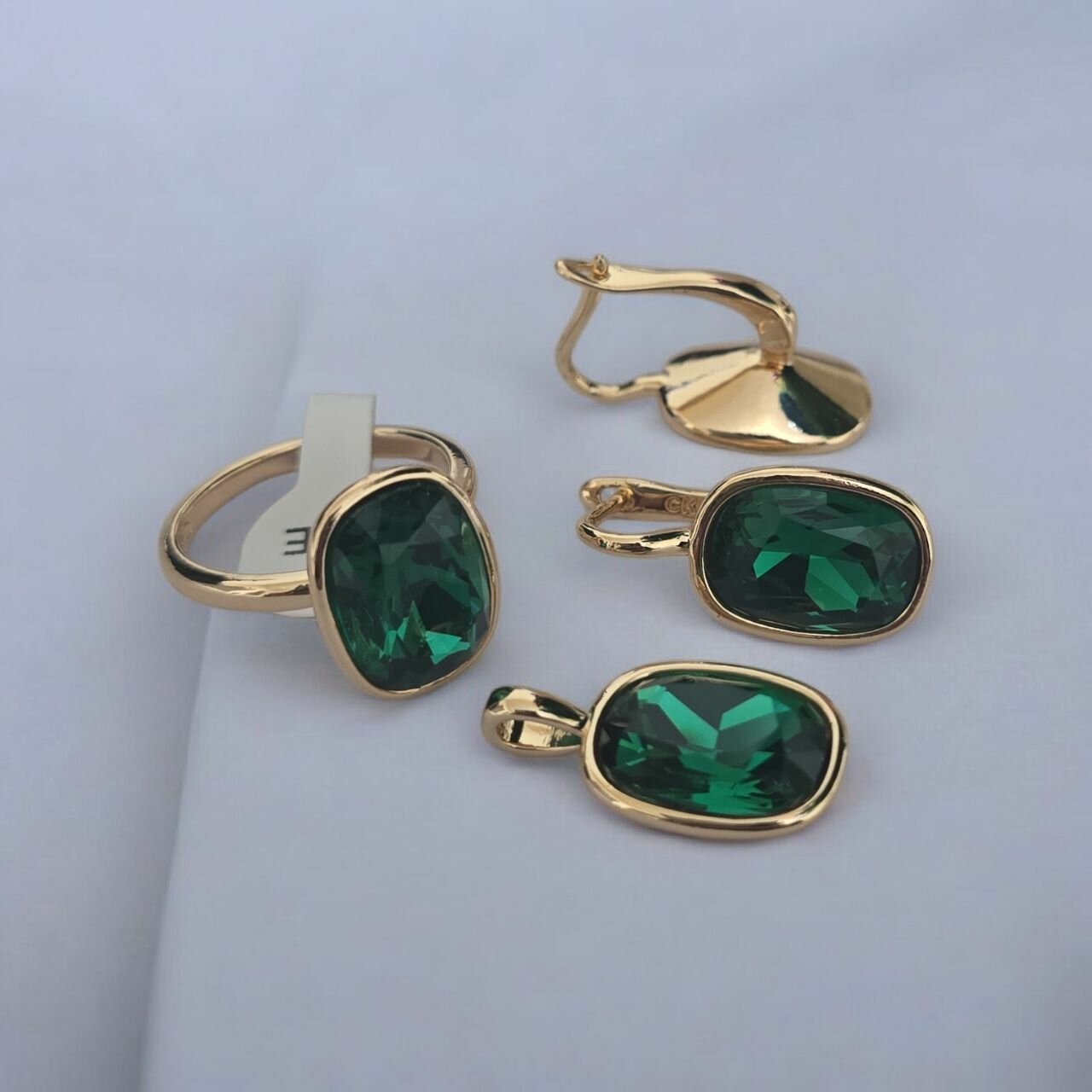 Комплект бижутерии: серьги, кольцо, фианит