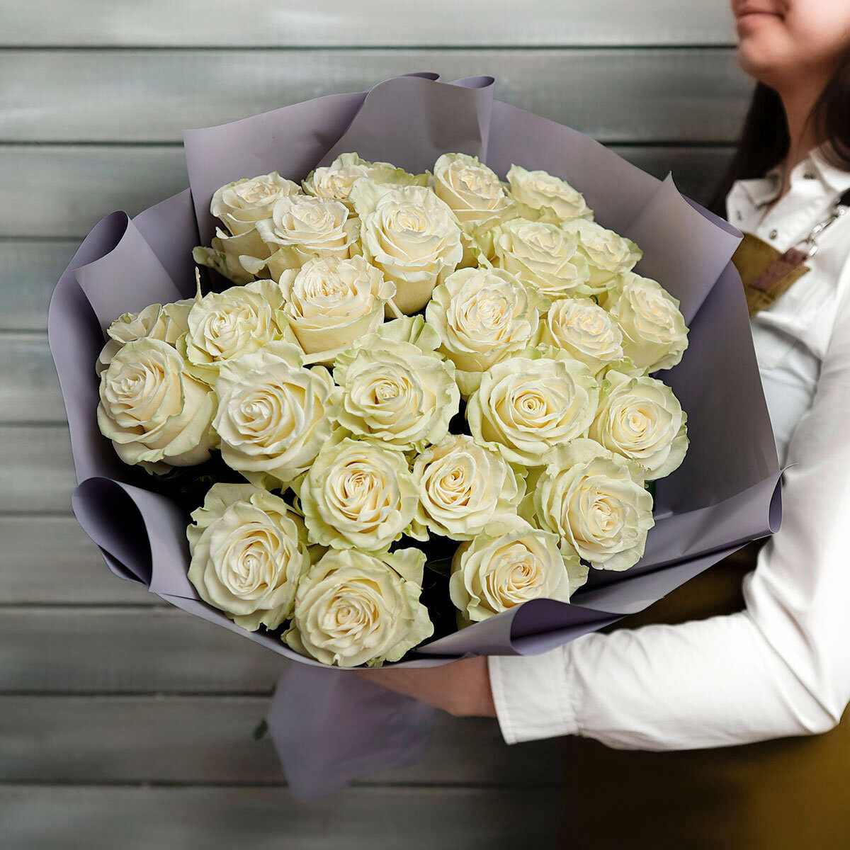 23 белые розы Эквадор высота 60 см в упаковке от Букет Маркет